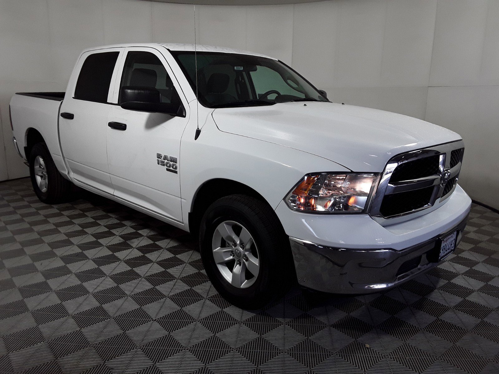 2022 Ram 1500 Classic SLT 4x2 Crew Cab 5'7