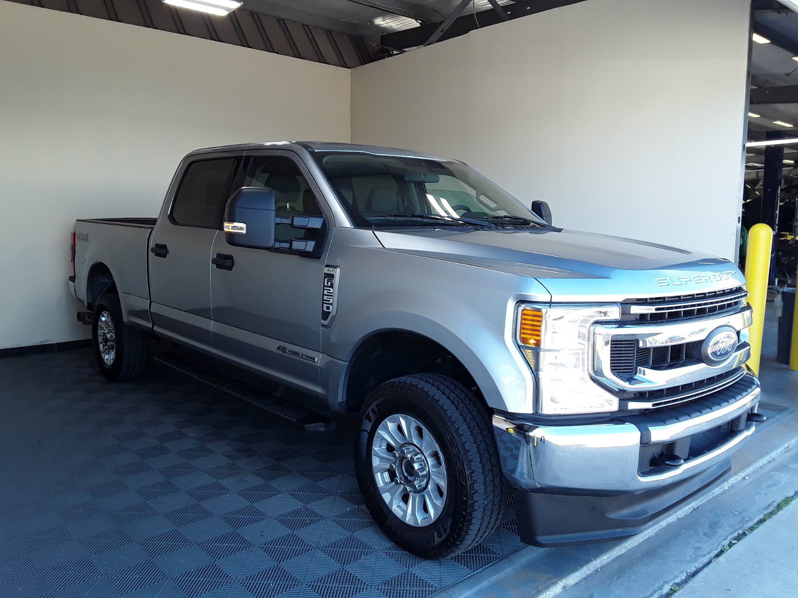 2022 Ford Super Duty F-250 SRW XLT 4WD Crew Cab 6.75' Box