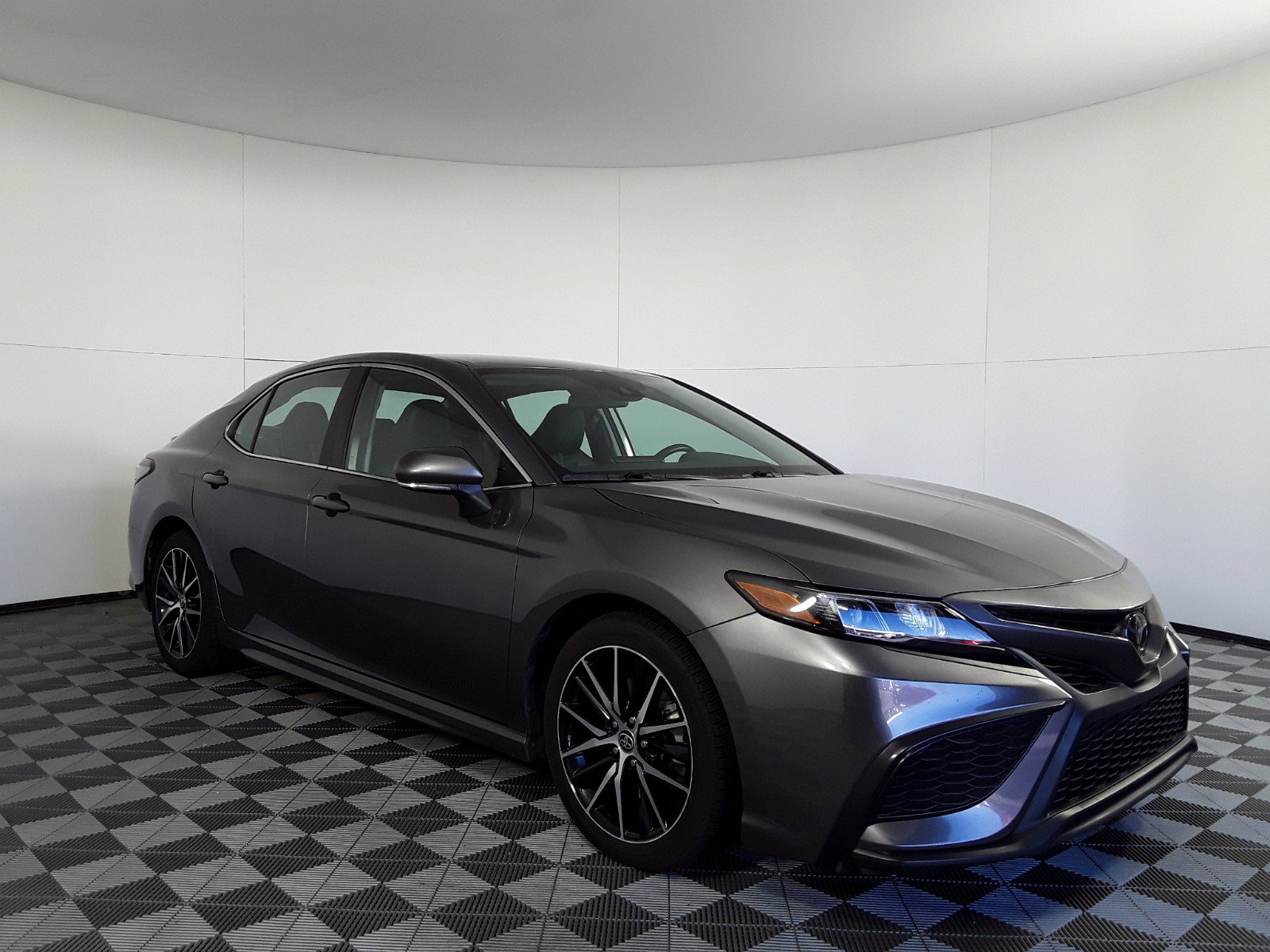 2022 Toyota Camry SE Auto